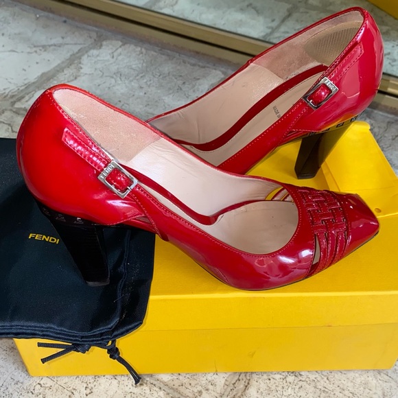 FENDI PATENT LEATHER PUMP WITH HEELS - Picture 3 of 13